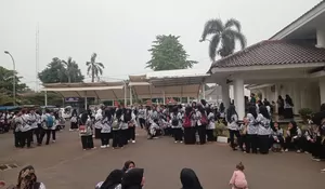 Ratusan Guru Honorer Kepung Kantor Pemkab Karawang, Tuntut Tambah Kouta PPPK