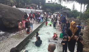 Libur Panjang, Pengunjung Objek Wisata Taman Batu Purwakarta Membludak