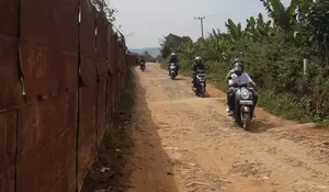 Ramai Pengunjung sih, Tapi Akses Jalan Taman Batu di Purwakarta Rusak Parah, Wisatawan : Kendaraan Bisa Rusak