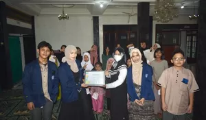 Mahasiswa Komunikasi Digital dan Media SV IPB University Edukasi Santri Al Umar Cileungsi lewat Buku Explora Digital