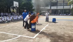 Lewat Simulasi, Siswa SMPN 1 Purwakarta Dapat Edukasi Tanggap Bencana Gempa Bumi dan Kebakaran