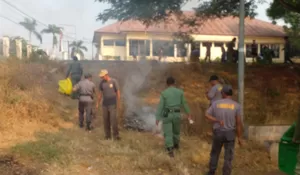 Linmas di Kecamatan Kotabaru Karawang Kompak Bersih-Bersih Halaman Kantor