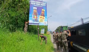 Nggak Punya Izin, Pol PP Cigombong Bongkar Reklame Raksasa di Jalur Bocimi