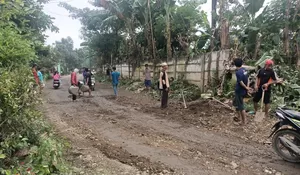 Jalan Raya Legok - Cicangkal Rusak Parah, Warga Rumpin Bogor Inisatif Perbaiki Sendiri