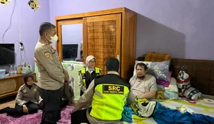 Bentuk Kepedulian, Polres Purwakarta Jenguk Anggota yang Sedang Sakit