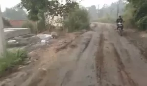 Duh! Bertahun-tahun Jalan di Rumpin Dibiarkan Rusak, Warga Ancam Bikin Petisi Untuk Dinas PUPR dan Pemkab Bogor