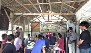 Makan Siang Bareng di Warung Nasi Pinggir Jalan, Sendi Fardiansyah Dengarkan Curhatan Sopir Angkot Kota Bogor