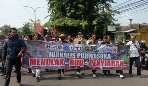 Tolak RUU Penyiaran, Ratusan Jurnalis Kabupaten Karawang Unjuk Rasa di Depan Kantor Pemkab