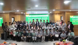 Santri Ponpes Qotrun Nada Depok Luncurkan Buku Terbanyak di Program One Santri One Book