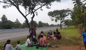 Nongkrong Sambil Ngopi di Pinggir Jalan Tol Cipali, Warga Purwakarta : Adem Lihat Kendaraan Lalu Lalang
