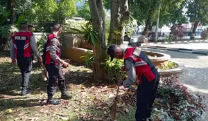 Tingkatkan Rasa Memiliki terhadap Kebersihan, Samapta Polres Purwakarta Bebersih Lingkungan