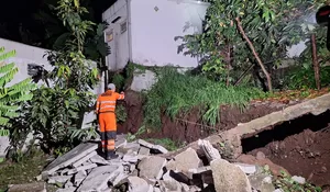 Tebing Longsor, Rumah Warga Menggantung di Cikaret Bogor