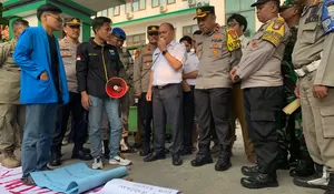 Mahasiswa Geruduk Disdik Kota Bekasi, Tuntut Kepala Dinas Mundur dari Jabatannya