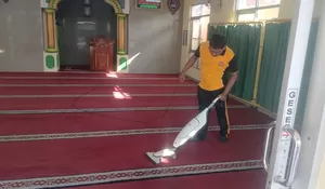 Bakti Religi, Anggota Polres Purwakarta Gotong Royong Bersihkan Masjid