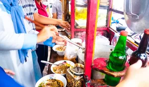Potret Soto Mie di Air Mancur Bogor, 10 Ribu Bisa Makan dan Minum Sepuasnya