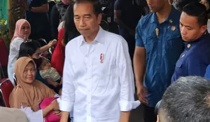 Cek Penanganan Stunting di Posyandu Wijaya Kusuma Bogor, Presiden Jokowi Bagi-bagi Bingkisan hingga Baju