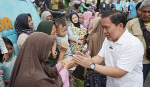 Meski Badai, Warga Loji Bogor Tak Mau Pulang Demi Berdialog dengan Dokter Rayendra