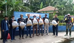 Jaga Ekosistem Sungai, Pemkab Bogor Bareng JFI Lepas Liarkan Ribuan Ekor Benih Ikan di Pamijahan