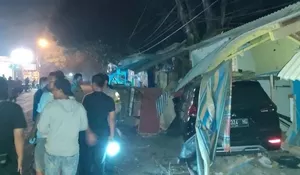 Hilang Kendali, Pengemudi Xpander Seruduk Kios dan Gerobak Dagangan Warga Karawang, Ternyata Ini Penyebabnya