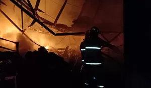 Terjadi Kebakaran di Sebuah Gudang Cat di Jalan Rawa Sengon, Jakarta Utara