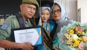 Inspiratif! Hansip di Karawang Sukses Kuliahkan Anak hingga Raih Cumlaude
