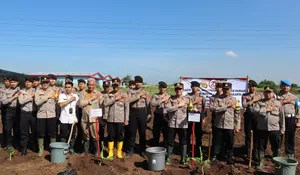 Sambut HUT Bhayangkara Ke-78, Polres Purwakarta Lakukan Baksos Penanaman Pohon