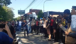 Gelar Aksi, AMPP Dukung Kejari Ungkap Kasus Gratifikasi Toyota Innova Hybrid yang Seret ASN hingga mantan Bupati Anne Ratna Mustika