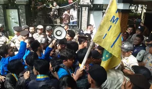 Gelar Unjuk Rasa, Mahasiswa Sebut Pemkab Purwakarta Nggak Becus Urus Korban Bencana