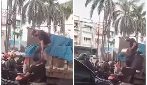 Bajing Loncat Beraksi Curi Barang dari Truk di Tengah Padatnya Lalu Lintas di Cakung, Jakarta Timur