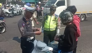 Operasi Patuh Lodaya, Polres Karawang Jaring Pengendara Nggak Pakai Helm hingga Pajak Mati