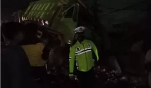 Tembok Warga Parungpanjang Diseruduk Truk Tambang, Tiang Listrik Juga Jadi Sasaran