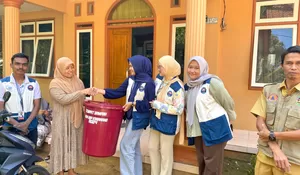 Bentuk Bakti buat Masyarakat, Mahasiswa UBP Karawang Bagikan Tong Sampah Ke Setiap Posyandu