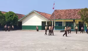 Miris! Lapangan Sekolah Terbatas, Sebagian Siswa SMPN 1 Jatisari Karawang Nggak Bisa Ikuti Upacara Bendera