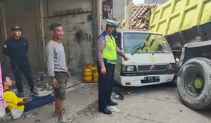 Rem Blong, Truk Batu Kapur Tabrak Pikap dan Hantam Rumah Warga hingga Nyaris Ambruk