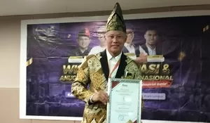 Kepala Sekolah di Karawang Dapat Penghargaan Writervator Terbaik se-Indonesia Dalam Acara FIM