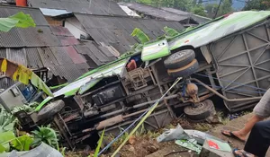 Kecelakaan Bus di Puncak Bogor, Terguling hingga ke Atap Rumah Warga