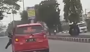 Viral Polisi di Kudus Nyangkut dan Terseret di Atas Kap Mobil usai Ditabrak, Sopir Hampir Diamuk Massa