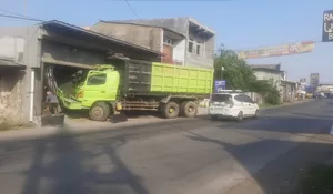 Truk Bermuatan Pasir Seruduk Ruko Milik Warga di Gunungputri