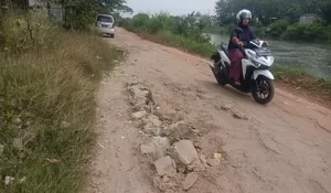 Parah! Bertahun-tahun Sudah Jalan Irigasi Leuweung Seureuh Karawang Rusak Parah dan Rawan Kecelakaan