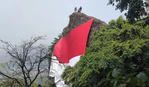 Merah Putih Raksasa Berkibar Sempurna di Puncak Gunung Munara Bogor