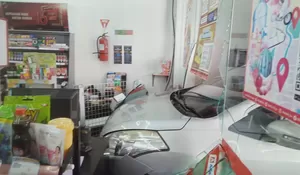 Waduh, Lupa Netralin Persneling, Mobil Seruduk Minimarket di Puncak Bogor