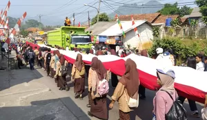 Rayakan Hari Kemerdekaan, Ratusan Warga Rumpin Bogor Antusias Arak Bendera Merah Putih Raksasa