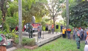 Bersih-bersih Tugu Perjuangan di Cibinong jelang HUT RI