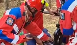 Viral Kaki Seorang Bapak-bapak Tersangkut di Bangku Taman, Damkar Jaksel Sigap Bantu Evakuasi