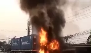 Kecelakaan Mengerikan Truk Kontainer Terbakar usai Tabrak dan Seret Motor di Cikande, Banten
