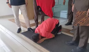 Sujud Syukur Pelaku Curanmor Tak Jadi Diadili, Terpaksa Mencuri demi Istri yang Sedang Mengandung