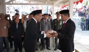 Pj Bupati Bogor Jemput Duplikat Bendera Pusaka di Pendopo Bupati Pertama di Malasari