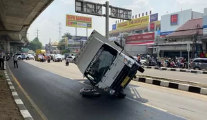 Truk Terguling di Jalan Sholeh Iskandar Kota Bogor, Lalin Macet