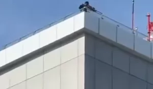 Potret Seorang Sniper Tertangkap Kamera Arahkan Senjata ke Massa Aksi Demo Peringatan Darurat Tolak RUU Pilkada di Makassar