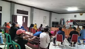 Diduga Gelapkan Dana CSR Perusahaan, Kantor Kepala Desa Cibatu Purwakarta Digeruduk Warga